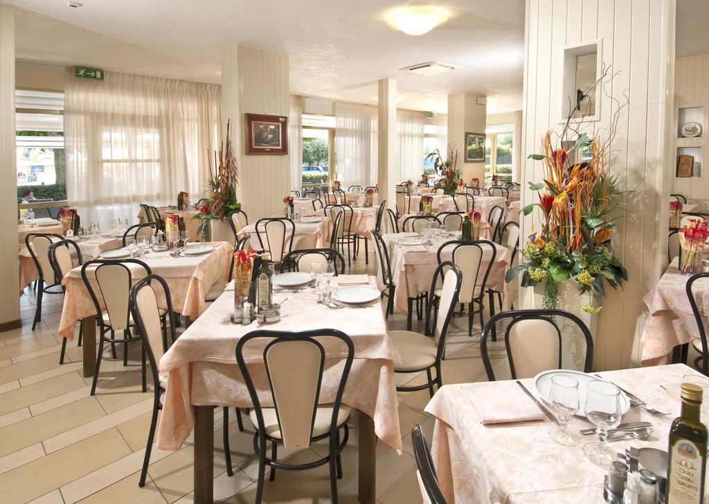 Hotel Odeon Τσέρβια Εξωτερικό φωτογραφία